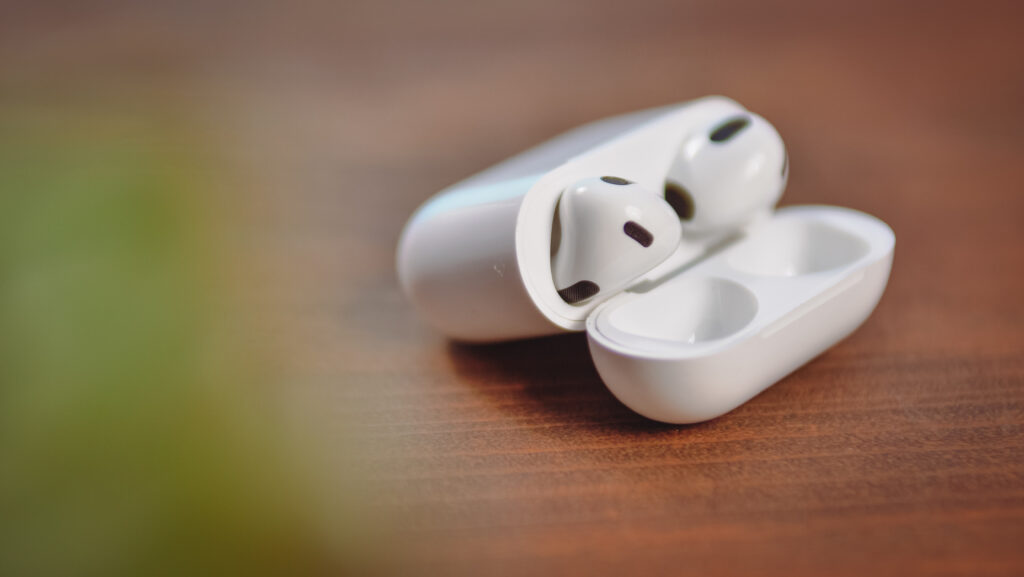 Les AirPods 3 d'Apple dans leur boîte de charge // Source : Louise Audry pour Numerama Les AirPods 3 d'Apple dans leur boîte de charge // Source : Louise Audry pour Numerama