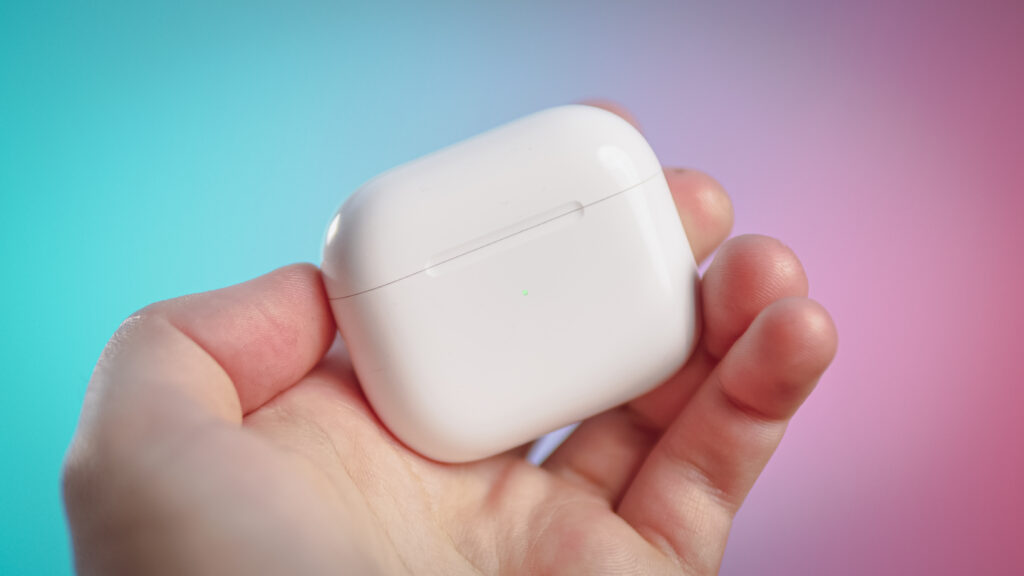 La nouvelle boîte de charge MagSafe des AirPods 3 // Source : Louise Audry pour Numerama La nouvelle boîte de charge MagSafe des AirPods 3 // Source : Louise Audry pour Numerama