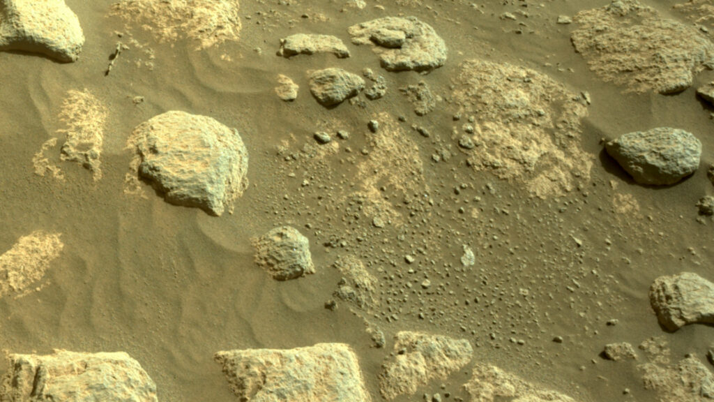 La preuve que Perseverance va bien : il continue de photographier des cailloux (ici le 15 octobre). // Source : NASA/JPL-Caltech (photo recadrée) La preuve que Perseverance va bien : il continue de photographier des cailloux (ici le 15 octobre). // Source : NASA/JPL-Caltech (photo recadrée)