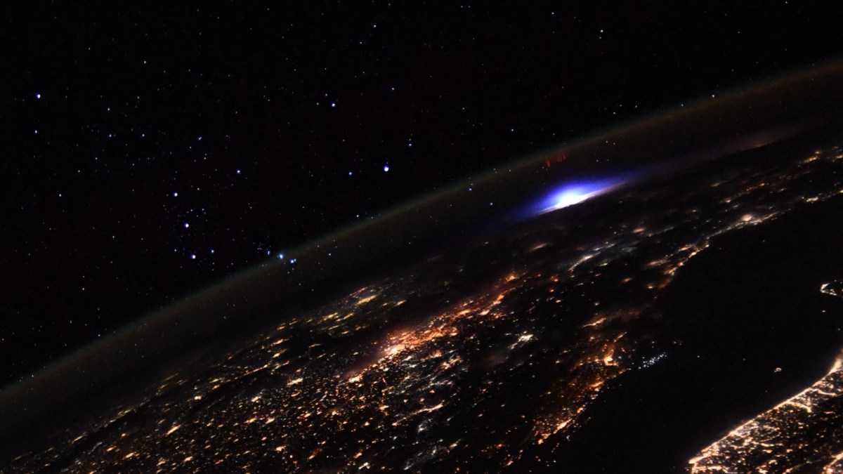 L'événement lumineux transitoire photographié par Thomas Pesquet. // Source : Flickr/CC/ESA/NASA–T. Pesquet (image recadrée) L'événement lumineux transitoire photographié par Thomas Pesquet. // Source : Flickr/CC/ESA/NASA–T. Pesquet (image recadrée)