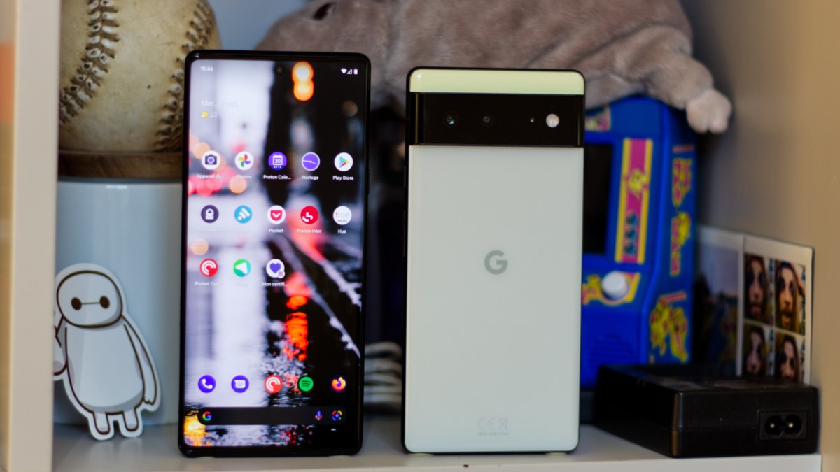 Le Pixel 6 (droite) et 6 Pro (gauche) // Source : Photo Numerama Le Pixel 6 (droite) et 6 Pro (gauche) // Source : Photo Numerama