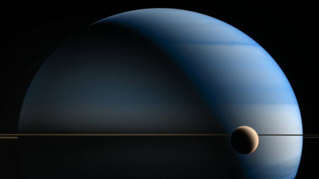 Saturne et Titan en fausses couleurs. // Source : Flickr/CC/NASA/JPL-Caltech/SSI/CICLOPS/Kevin M. Gill (image recadrée) Saturne et Titan en fausses couleurs. // Source : Flickr/CC/NASA/JPL-Caltech/SSI/CICLOPS/Kevin M. Gill (image recadrée)