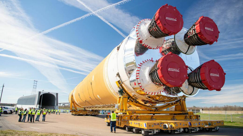 Le premier étage de la fusée SLS a été déplacé en janvier vers la barge Pegasus de la Nasa // Source : Nasa Le premier étage de la fusée SLS a été déplacé en janvier vers la barge Pegasus de la Nasa // Source : Nasa