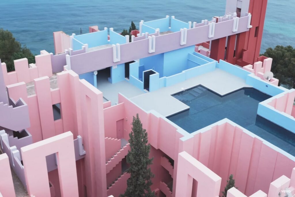 La Muralla Roja de Ricardo Bofill // Source : world architects La Muralla Roja de Ricardo Bofill // Source : world architects