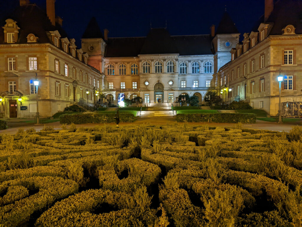 De nuit, le Pixel parvient à capturer une scène lumineuse sans trop faire grimper les ISO (et donc sans trop ajouter de grain) // Source : Photo Numerama De nuit, le Pixel parvient à capturer une scène lumineuse sans trop faire grimper les ISO (et donc sans trop ajouter de grain) // Source : Photo Numerama