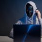 Un hacker au téléphone (réaliste). // Source : Scotte Evans - Wikimedia Commons Un hacker au téléphone (réaliste). // Source : Scotte Evans - Wikimedia Commons