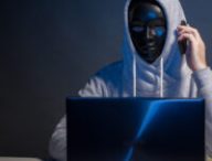 Un hacker au téléphone (réaliste). // Source : Scotte Evans - Wikimedia Commons