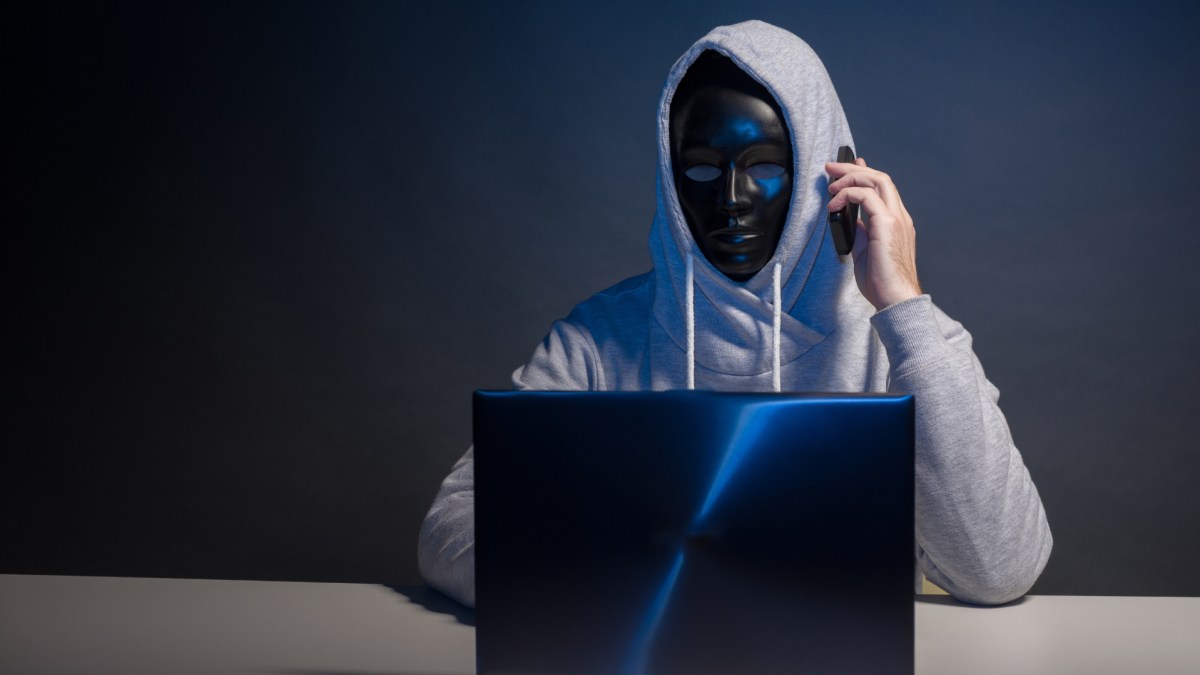 Un hacker au téléphone (réaliste). // Source : Scotte Evans - Wikimedia Commons Un hacker au téléphone (réaliste). // Source : Scotte Evans - Wikimedia Commons