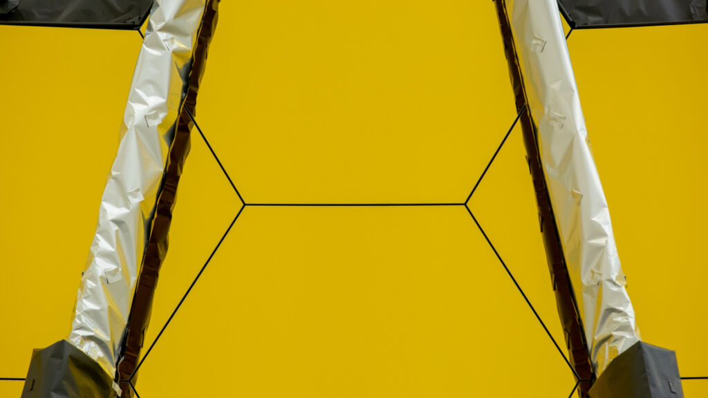 Gros plan sur le miroir segmenté du JWST. // Source : Flickr/CC/Nasa's James Webb Space Telescope/Northrop Grumman (photo recadrée) Gros plan sur le miroir segmenté du JWST. // Source : Flickr/CC/Nasa's James Webb Space Telescope/Northrop Grumman (photo recadrée)