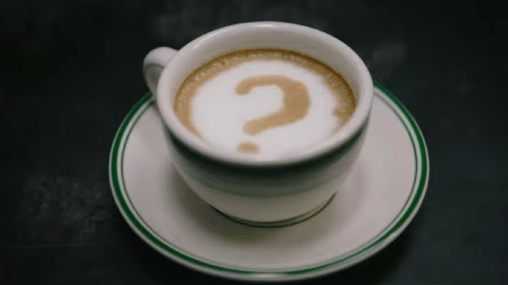 La tasse mystère de l'Homme-Mystère est bien mystérieuse. // Source : Warner La tasse mystère de l'Homme-Mystère est bien mystérieuse. // Source : Warner