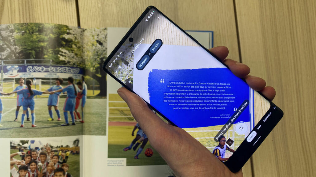 Le Pixel 6 pro est capable de faire de la reconnaissance et de la traduction de texte en direct // Source : Photo Numerama Le Pixel 6 pro est capable de faire de la reconnaissance et de la traduction de texte en direct // Source : Photo Numerama