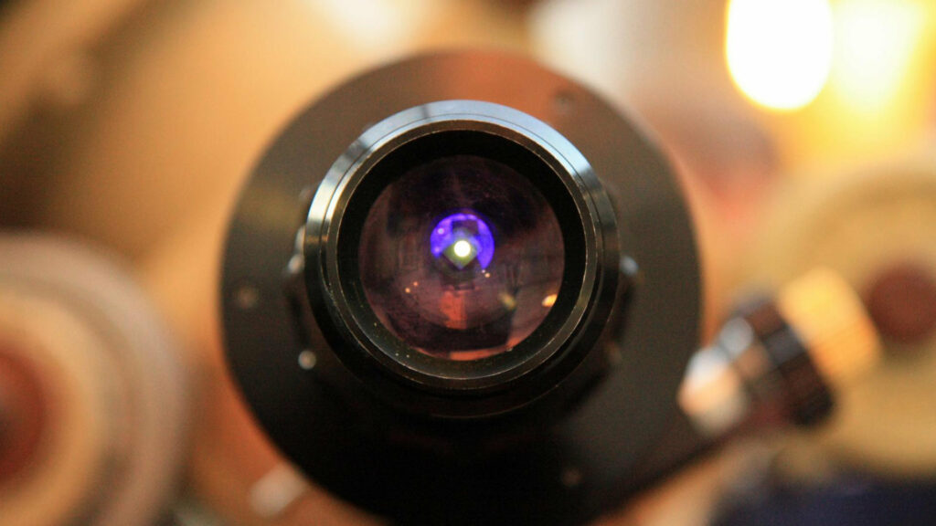 Le point blanc est Vénus, vue à travers un télescope pendant un transit. // Source : Flickr/CC/Barney Moss (image recadrée) Le point blanc est Vénus, vue à travers un télescope pendant un transit. // Source : Flickr/CC/Barney Moss (image recadrée)