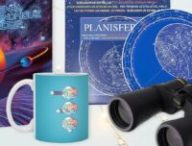 Des cadeaux pour les fans d'astronomie. // Source : Nino Barbey pour Numerama avec une image de Joanna Kosinska de Unsplash Des cadeaux pour les fans d'astronomie. // Source : Nino Barbey pour Numerama avec une image de Joanna Kosinska de Unsplash