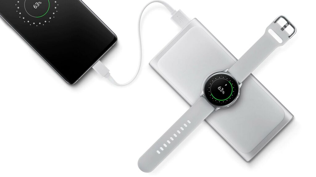 La batterie externe sans fil peut recharger un smartphone et une montre connectée en même temps // Source : Samsung. La batterie externe sans fil peut recharger un smartphone et une montre connectée en même temps // Source : Samsung.