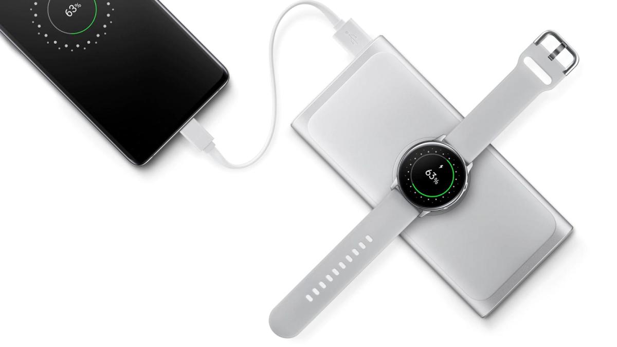 La batterie externe sans fil peut recharger un smartphone et une montre connectée en même temps // Source : Samsung. La batterie externe sans fil peut recharger un smartphone et une montre connectée en même temps // Source : Samsung.
