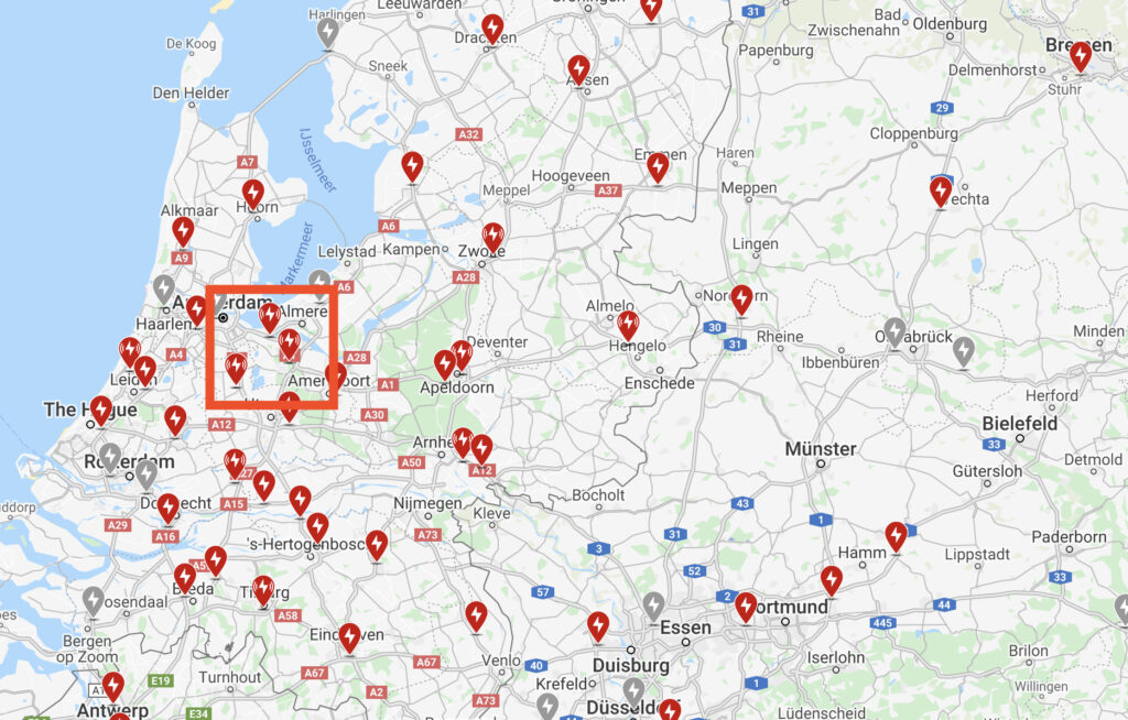 La carte de Tesla affichant les Superchargeurs // Source : Capture d'écran Numerama La carte de Tesla affichant les Superchargeurs // Source : Capture d'écran Numerama