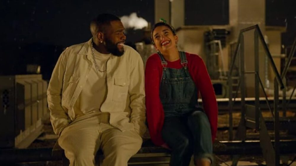 Marcus (Tayc) et Lila (Shirine Boutella) tombent amoureux sous une averse de neige : so romantic // Source : Capture d'écran Netflix Marcus (Tayc) et Lila (Shirine Boutella) tombent amoureux sous une averse de neige : so romantic // Source : Capture d'écran Netflix