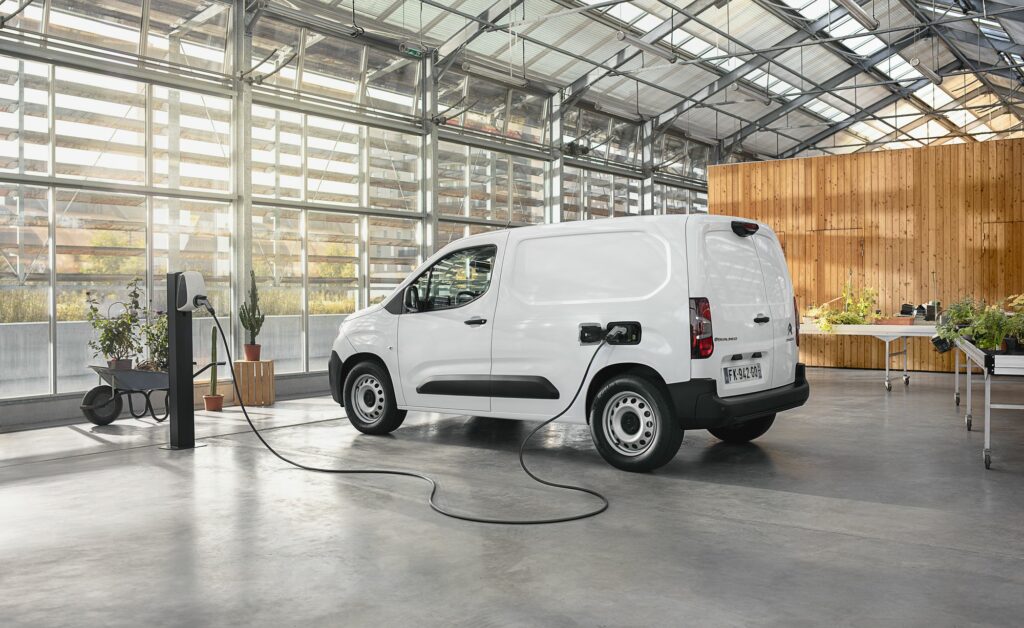 Avec ses 2350 m³, le ë-Berlingo Van de Citroën est un utilitaire parfait pour les professionnels amenés à se rendre dans des ZFE. Avec ses 2350 m³, le ë-Berlingo Van de Citroën est un utilitaire parfait pour les professionnels amenés à se rendre dans des ZFE.