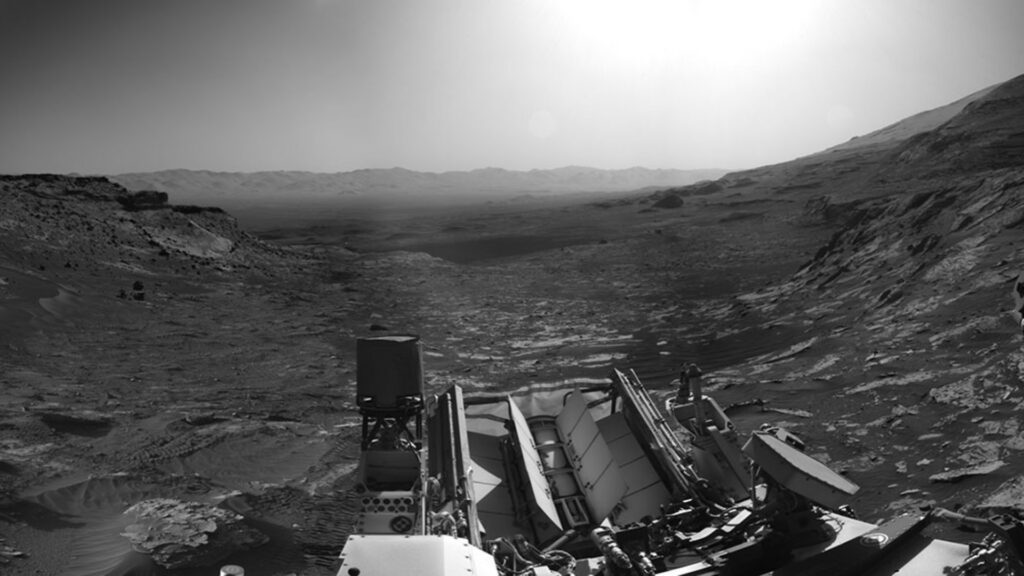 Le panorama en noir et blanc, pris le matin sur Mars. // Source : NASA/JPL-Caltech Le panorama en noir et blanc, pris le matin sur Mars. // Source : NASA/JPL-Caltech