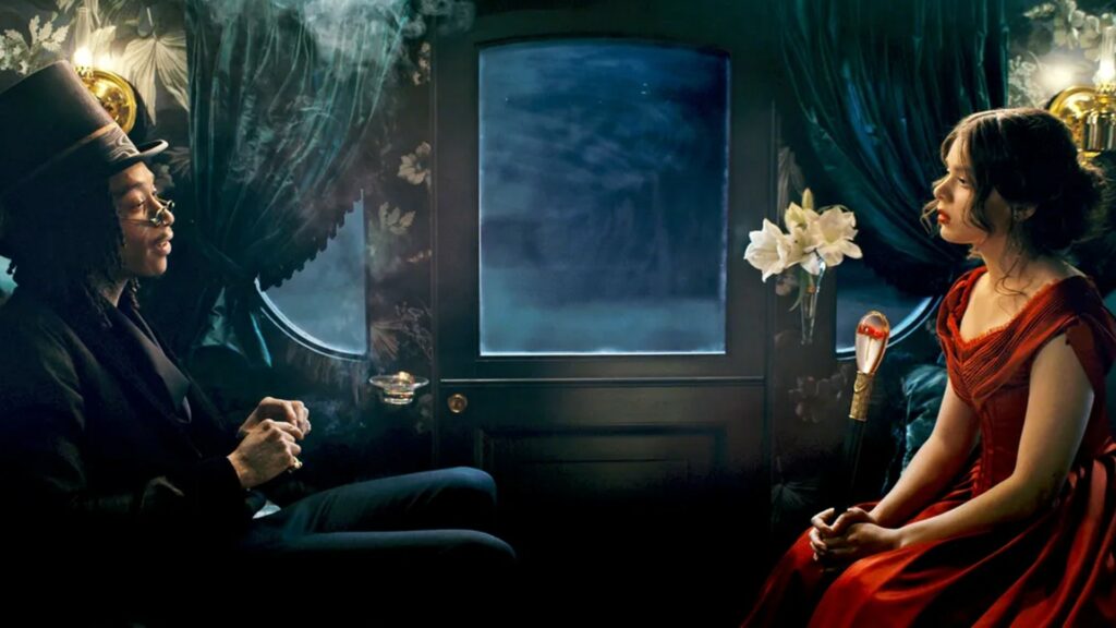 Wiz Khalifa (la Mort) et Hailee Steinfield (Emily Dickinson) dans la calèche. // Source : Dickinson/AppleTV+ Wiz Khalifa (la Mort) et Hailee Steinfield (Emily Dickinson) dans la calèche. // Source : Dickinson/AppleTV+