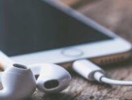 Depuis la suppression du port jack, Apple continuait à fournir des écouteurs filaires Lightning en France // Source : PXfuels
