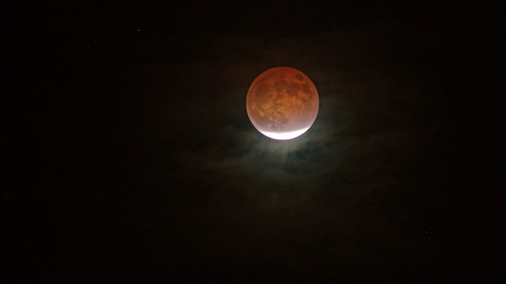 La Lune dans les nuages. // Source : Flickr/CC/Ryo FUKAsawa (photo recadrée) La Lune dans les nuages. // Source : Flickr/CC/Ryo FUKAsawa (photo recadrée)