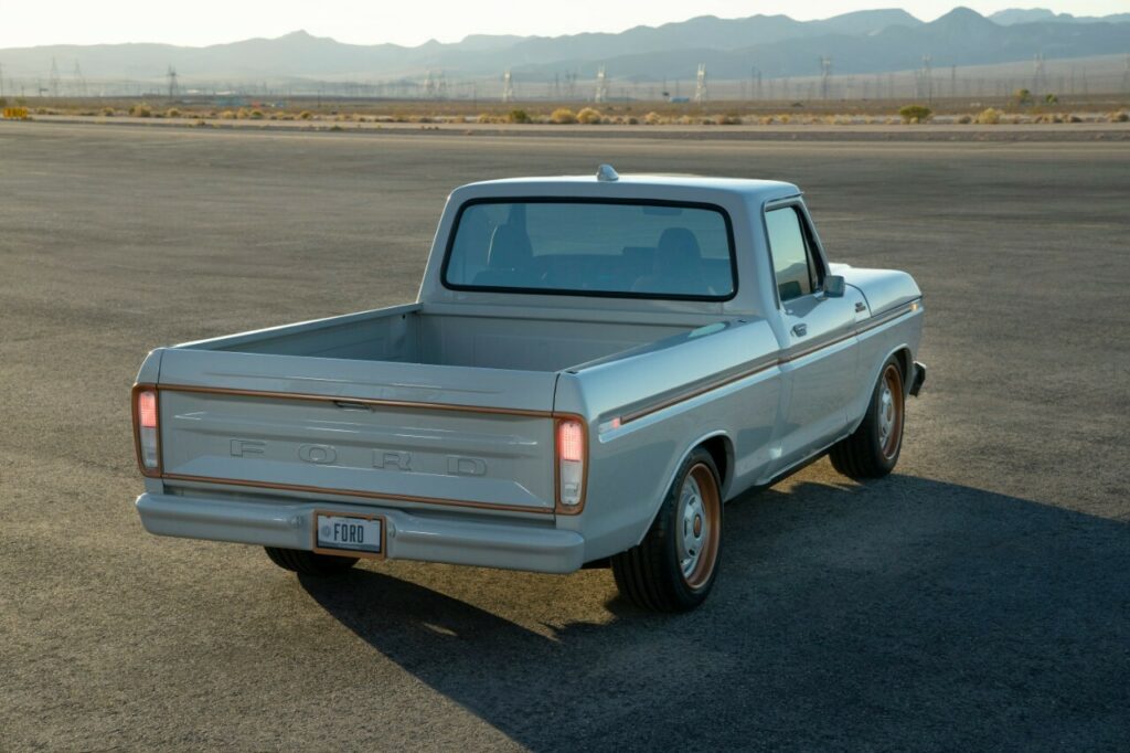 Le F-100 ELUMINATOR de Ford // Source : Ford Le F-100 ELUMINATOR de Ford // Source : Ford