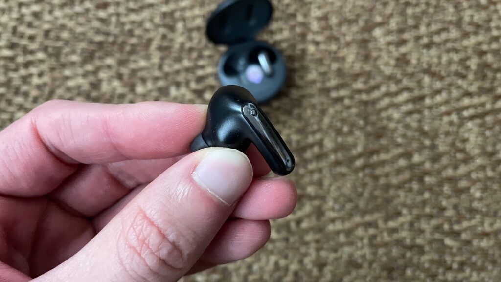 La surface tactile des écouteurs LG Tone Free FP8 // Source : Maxime Claudel pour Numerama