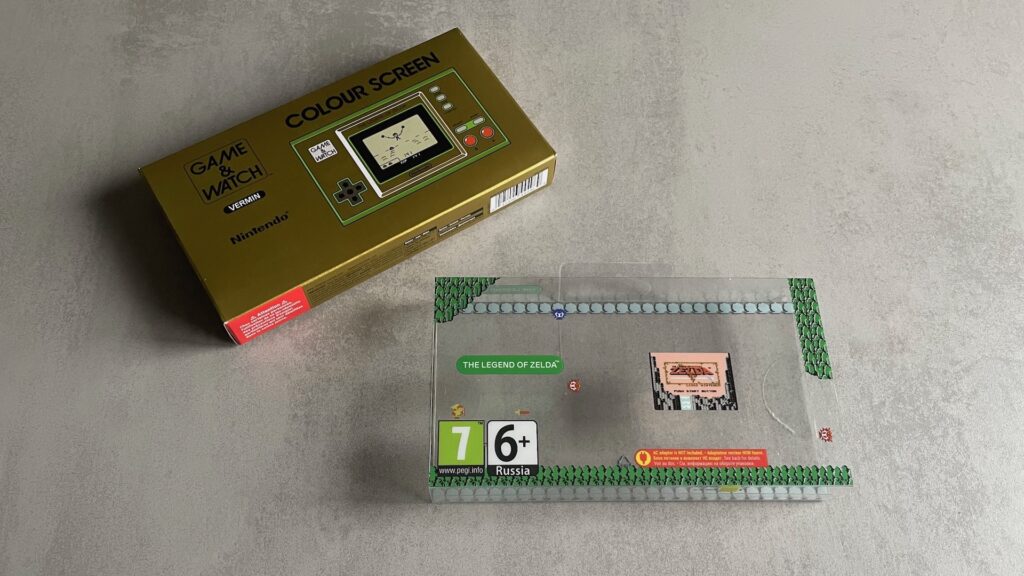 La boîte de la Game & Watch Zelda (et son joli fourreau) // Source : Maxime Claudel pour Numerama La boîte de la Game & Watch Zelda (et son joli fourreau) // Source : Maxime Claudel pour Numerama