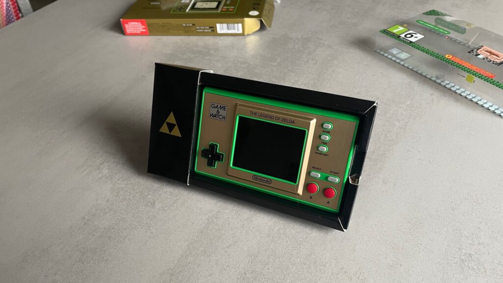 La Game & Watch sur son présentoir // Source : Maxime Claudel pour Numerama La Game & Watch sur son présentoir // Source : Maxime Claudel pour Numerama
