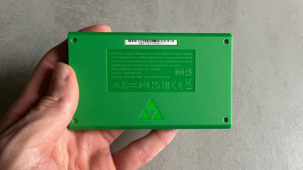 Le logo lumineux de la Game & Watch Zelda // Source : Maxime Claudel pour Numerama Le logo lumineux de la Game & Watch Zelda // Source : Maxime Claudel pour Numerama