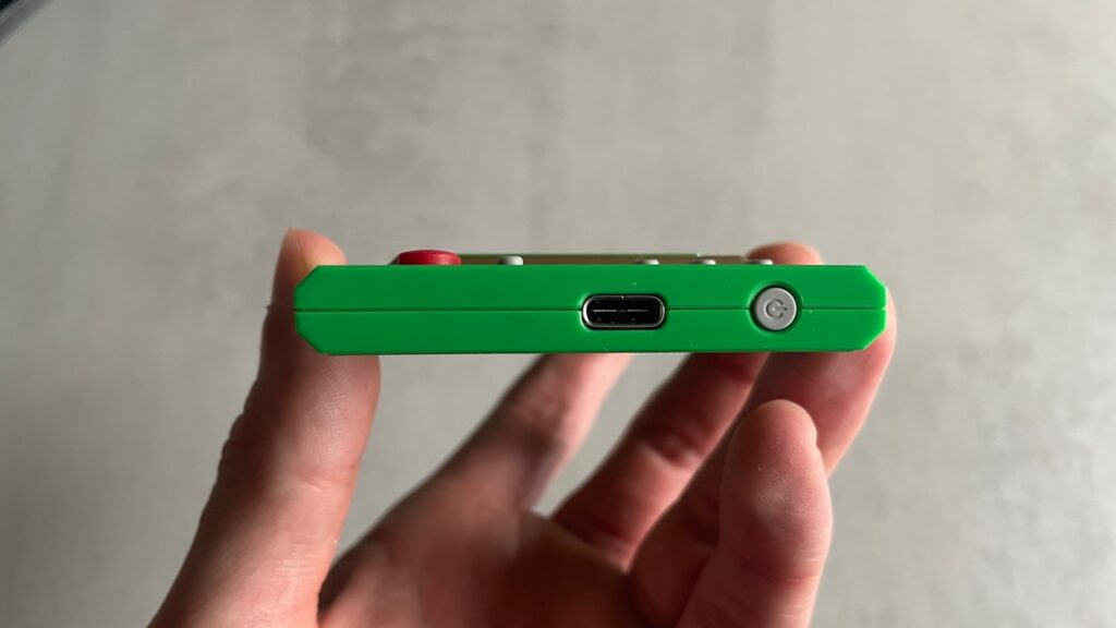 Le port USB-C de la Game & Watch Zelda // Source : Maxime Claudel pour Numerama Le port USB-C de la Game & Watch Zelda // Source : Maxime Claudel pour Numerama