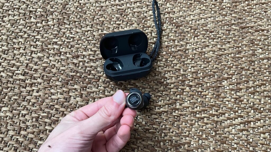 Les écouteurs JBL Reflet Flow Pro  // Source : Maxime Claudel pour Numerama