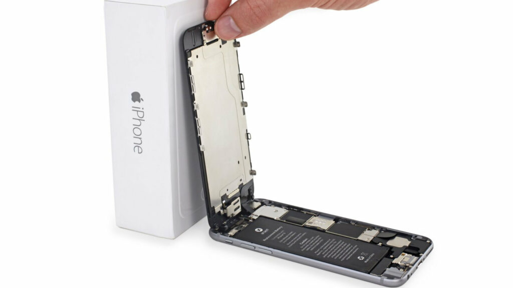 Sur un iPhone, changer la batterie peut donner un coup de boost aux performances // Source : iFixit Sur un iPhone, changer la batterie peut donner un coup de boost aux performances // Source : iFixit