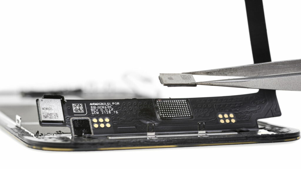 La puce qui contrôle l'apparairage entre le module Face ID et l'écran de l'iPhone // Source : iFixit