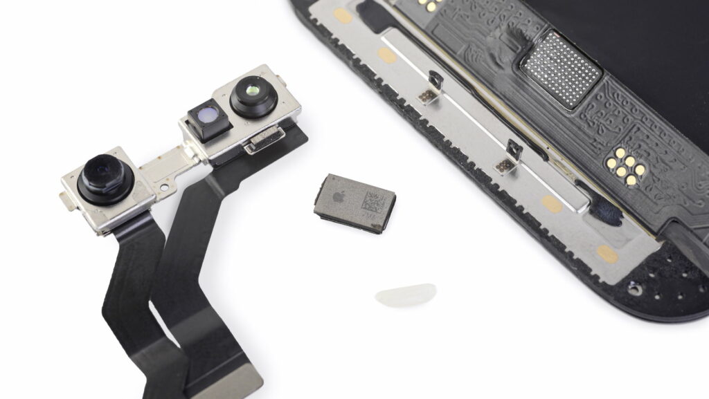 La puce responsable du verrouillage n'est pas plus grande qu'un grain de riz // Source : iFixit