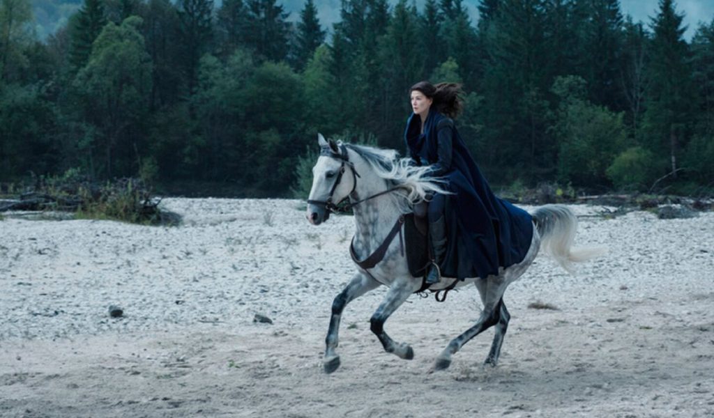 Rosamund Pike dans The Wheel of Time (La Roue du Temps) // Source : Prime Video Rosamund Pike dans The Wheel of Time (La Roue du Temps) // Source : Prime Video