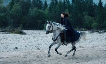 Rosamund Pike dans The Wheel of Time (La Roue du Temps) // Source : Prime Video