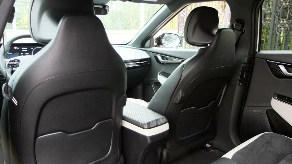 Dossier porte veste des sièges avant Kia EV6 // Source : Raphaelle Baut pour Numerama Dossier porte veste des sièges avant Kia EV6 // Source : Raphaelle Baut pour Numerama