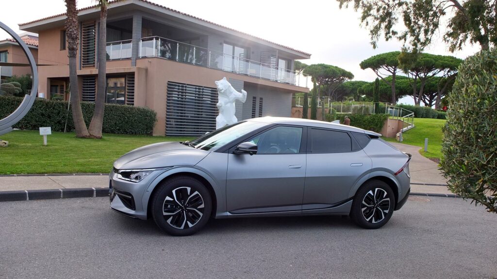 Crossover Kia EV6 en gris mat // Source : Raphaelle Baut pour Numerama Crossover Kia EV6 en gris mat // Source : Raphaelle Baut pour Numerama