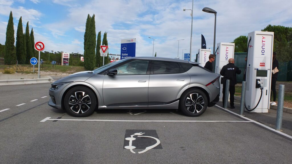 Kia EV6 en charge Ionity // Source : Raphaelle Baut pour Numerama Kia EV6 en charge Ionity // Source : Raphaelle Baut pour Numerama