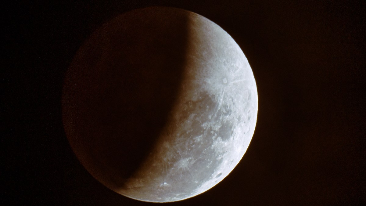 La Lune éclipsée vue de Brisbane en Australie. // Source : Flickr/CC/Paul Balfe (photo recadrée) La Lune éclipsée vue de Brisbane en Australie. // Source : Flickr/CC/Paul Balfe (photo recadrée)