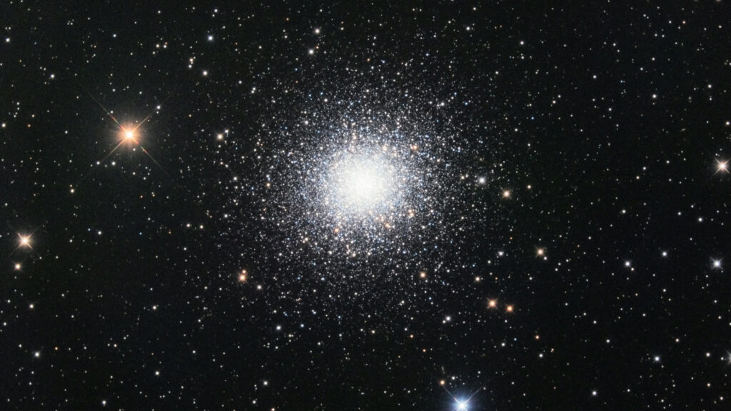 Un exemple d'amas globulaire, M13 ou Amas d'Hercule. // Source : Flickr/CC/Carsten Frenzl (photo recadrée) Un exemple d'amas globulaire, M13 ou Amas d'Hercule. // Source : Flickr/CC/Carsten Frenzl (photo recadrée)