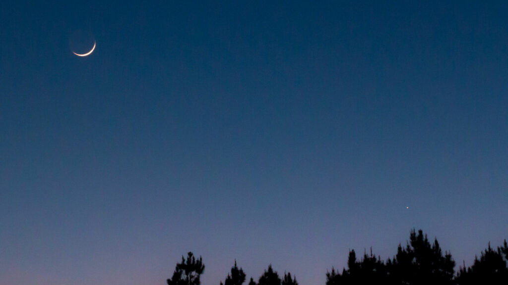 Un croissant de Lune et Mercure. // Source : Flickr/CC/Stephen Rahn (photo recadrée) Un croissant de Lune et Mercure. // Source : Flickr/CC/Stephen Rahn (photo recadrée)