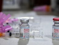 Vaccins Moderna. // Source : Flickr/CC/Eric Garcetti (photo recadrée)