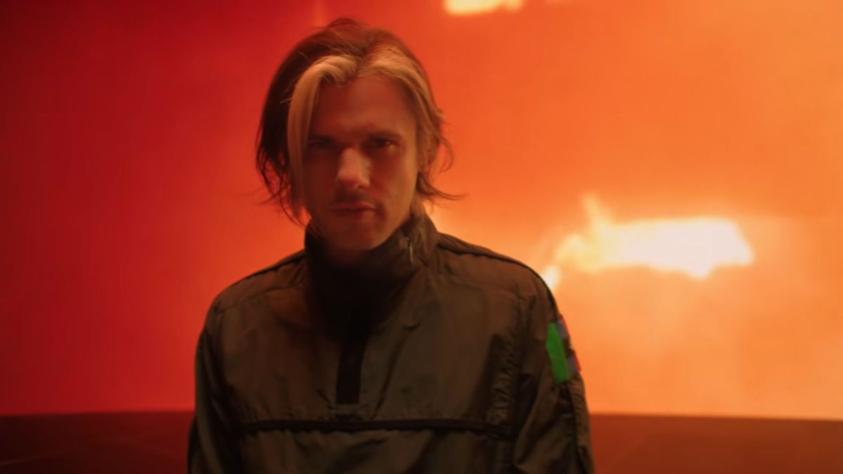 Orelsan dans le clip L'odeur de l'essence. // Source : Capture d'écran YouTube orelsan Orelsan dans le clip L'odeur de l'essence. // Source : Capture d'écran YouTube orelsan