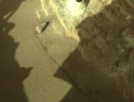 La roche percée de deux trous par Perseverance. // Source : NASA/JPL-Caltech (photo recadrée)