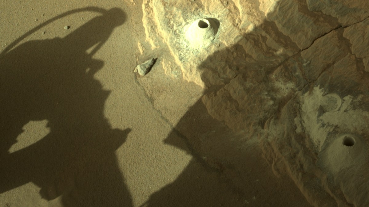La roche percée de deux trous par Perseverance. // Source : NASA/JPL-Caltech (photo recadrée) La roche percée de deux trous par Perseverance. // Source : NASA/JPL-Caltech (photo recadrée)