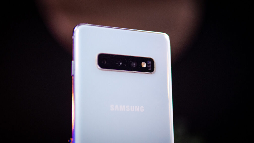 Le Samsung Galaxy S10. // Source : Numerama Le Samsung Galaxy S10. // Source : Numerama
