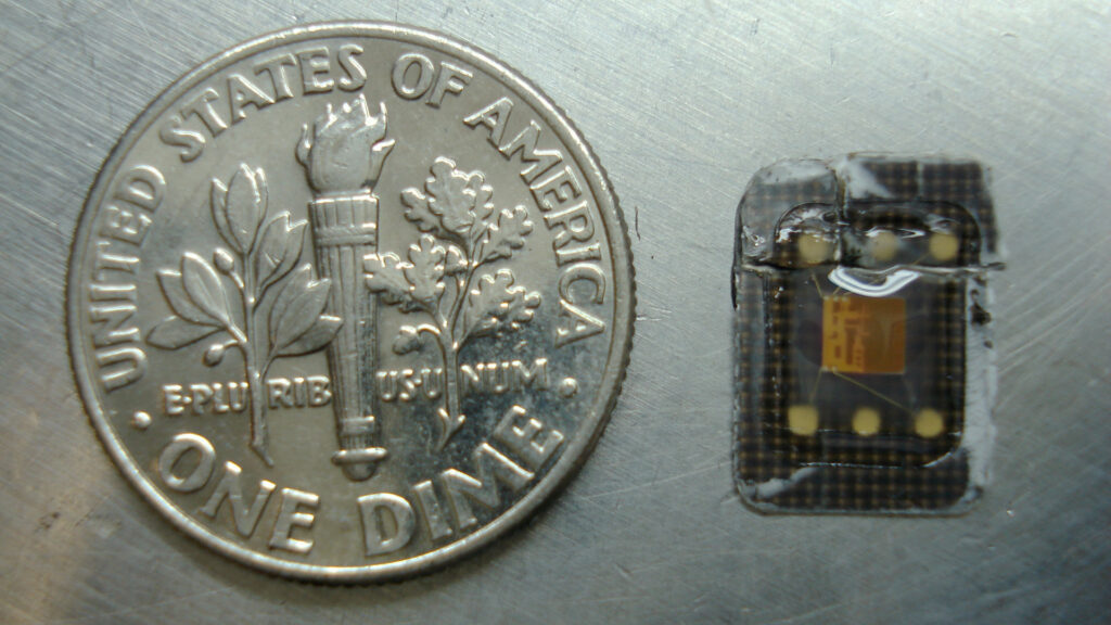 Une carte SIM sans sa protection plastique. ON y voir au centre une puce relié à 6 points de contacts // Source : Dabombazzz - Wikimedia Commons Une carte SIM sans sa protection plastique. ON y voir au centre une puce relié à 6 points de contacts // Source : Dabombazzz - Wikimedia Commons